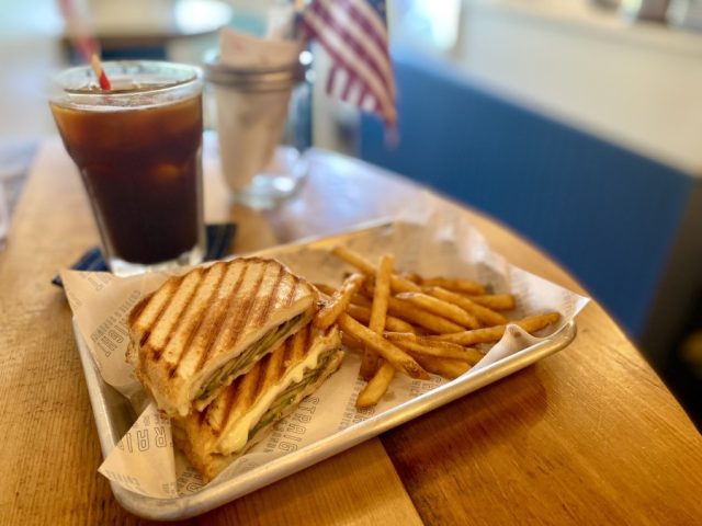 【中百舌鳥】ここは西海岸!? アメリカンな気分でランチタイム「ストレート コーヒー＆サンドイッチ」