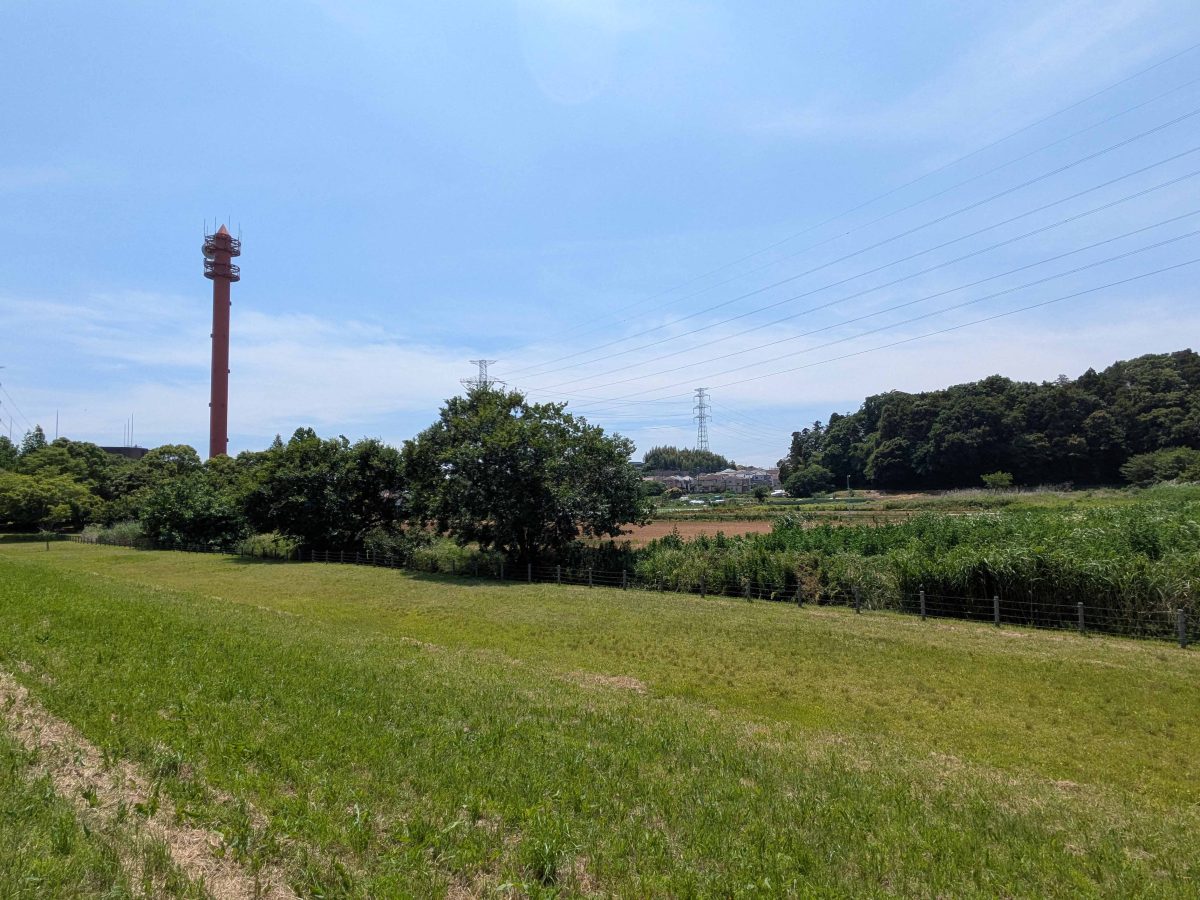 左側が北千葉導水ビジターセンター、その右に続くのが柏中村下。