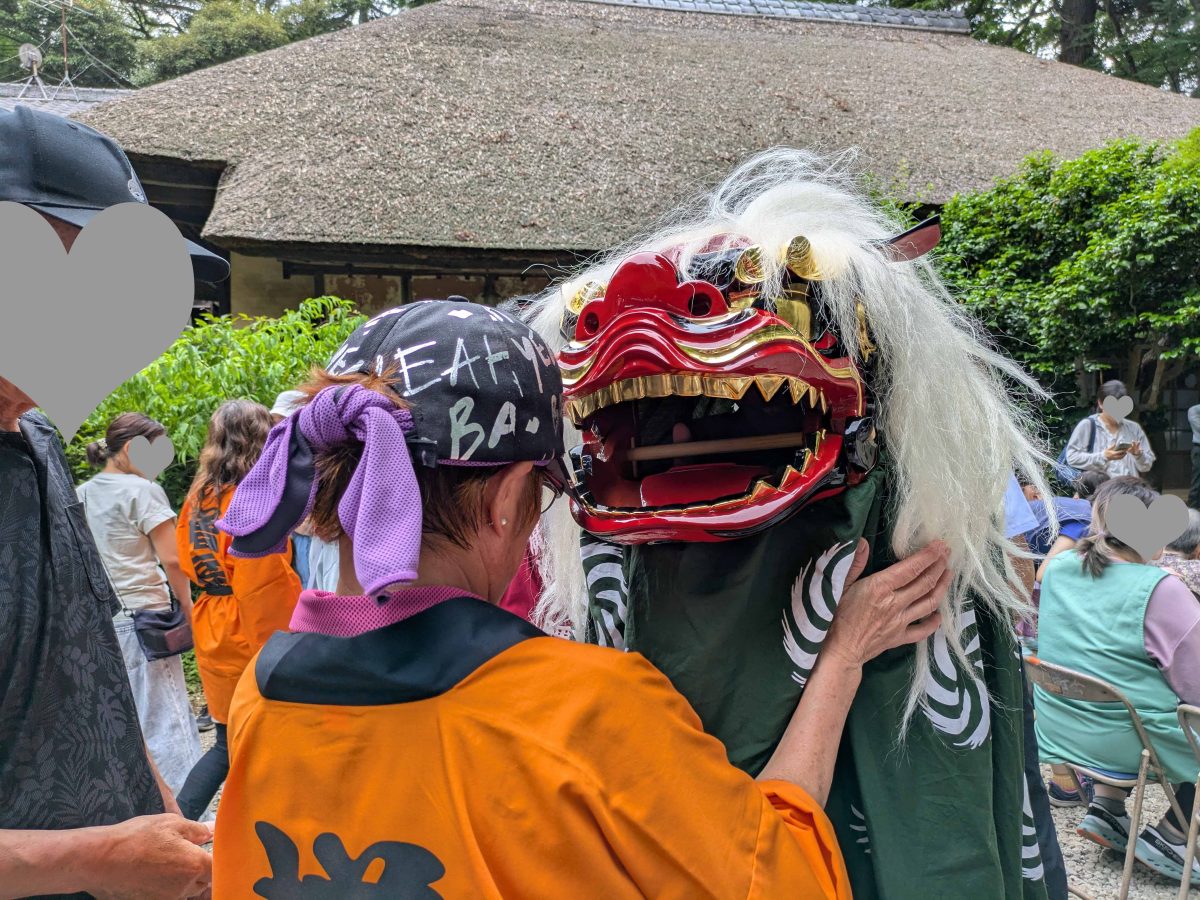 来場者を噛み歩く獅子舞