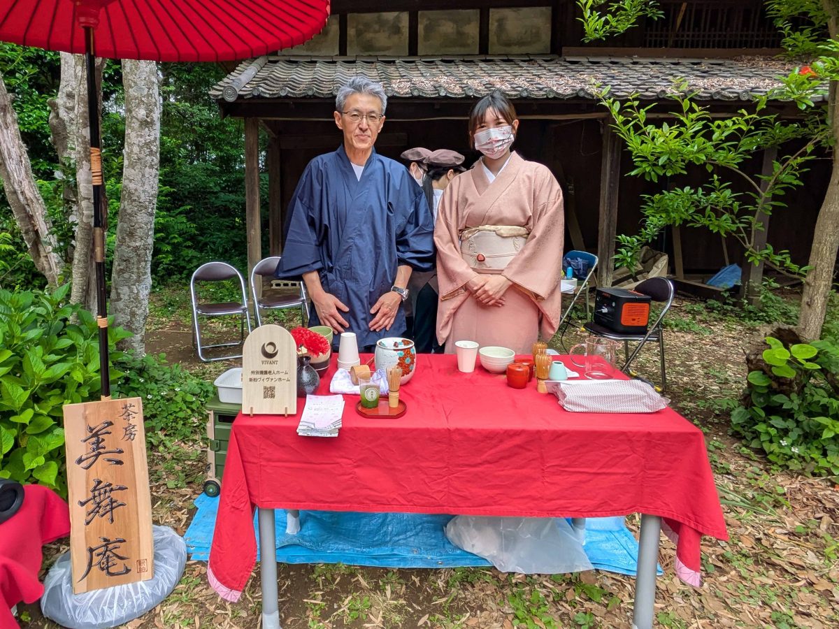 ヴィヴァンホームの井上圭介さん（左）と橘川祥子さん（右）。茶房「美舞庵」はヴィヴァンホームのヴィヴァンの当て字から作ったネーミングだとか。素敵なネーミングです。
