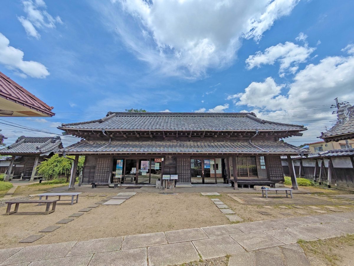 旧井上家住宅の旧漉場。この建物の前に謎が設置されています。