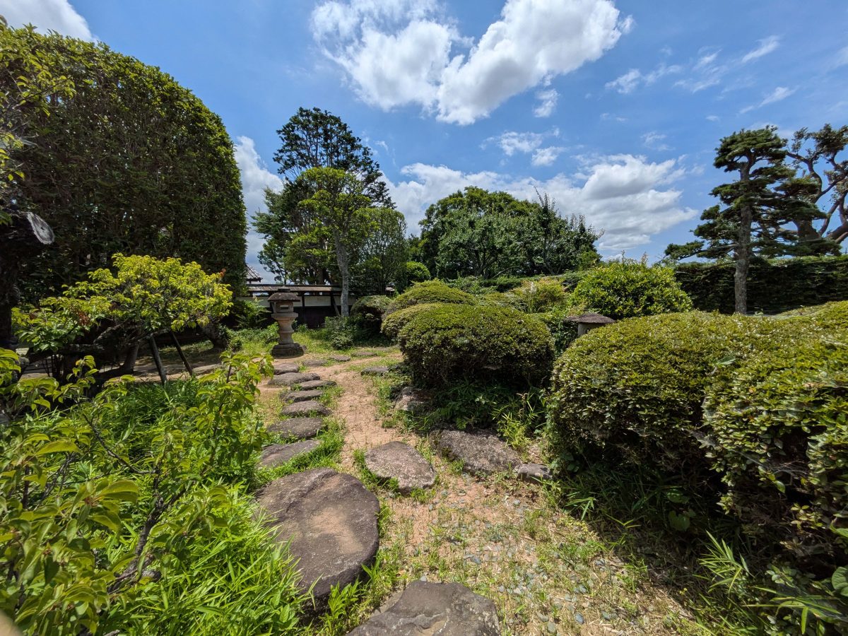 主屋の庭