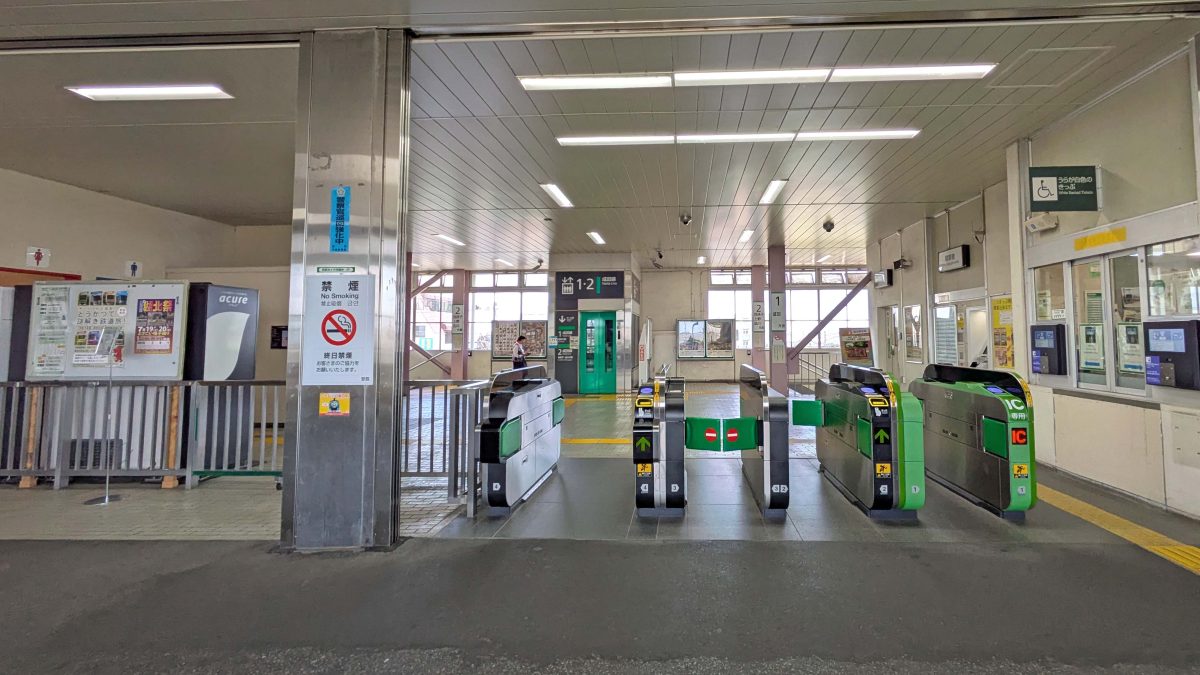湖北駅の改札口。写真左端に謎が設置されています。
