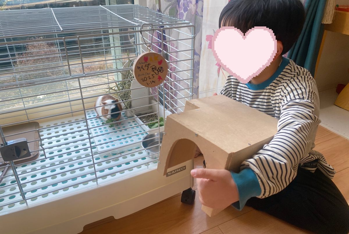 「サイダー、見て見てー！！」 パパと息子のDIYで完成したサイダーハウス♡ 満面の笑みでご本人（？）にお披露目中！