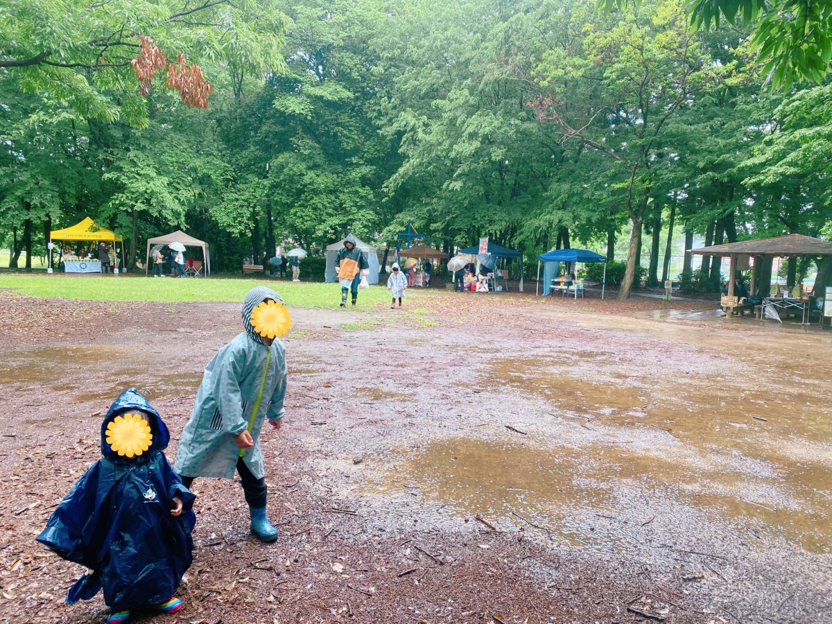 長靴が主役の冒険タイム！森と雨と、はしゃぐ時間がスタート