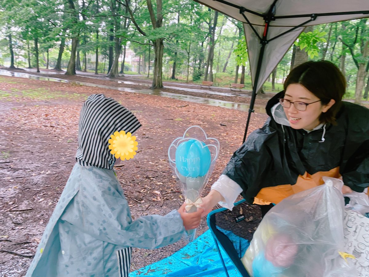 【ぐんじバルーンワークス】バルーンのお花屋さん〜「雨の日ありがとうキャンペーンしちゃう！」雨の予定変更も、やさしさに変わる♡ フラワーバルーンをプレゼントしてもらいました