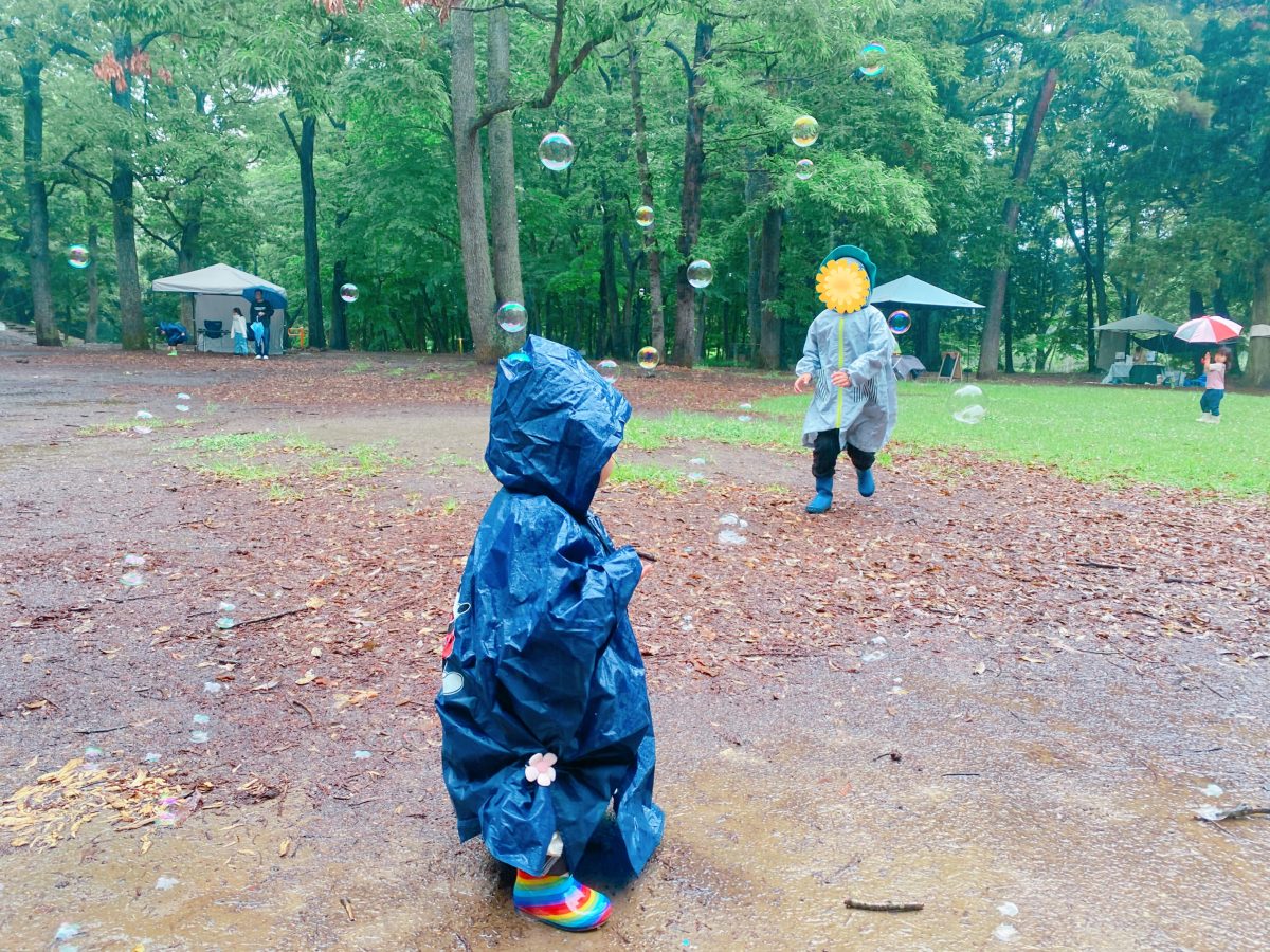 『雨とシャボン玉のダンス』雨の中に舞うシャボン玉は、なんとも幻想的。 雨粒と混じって、光にきらめいて、空と水たまりの間をふわふわと漂う幻想的な世界が誕生〜