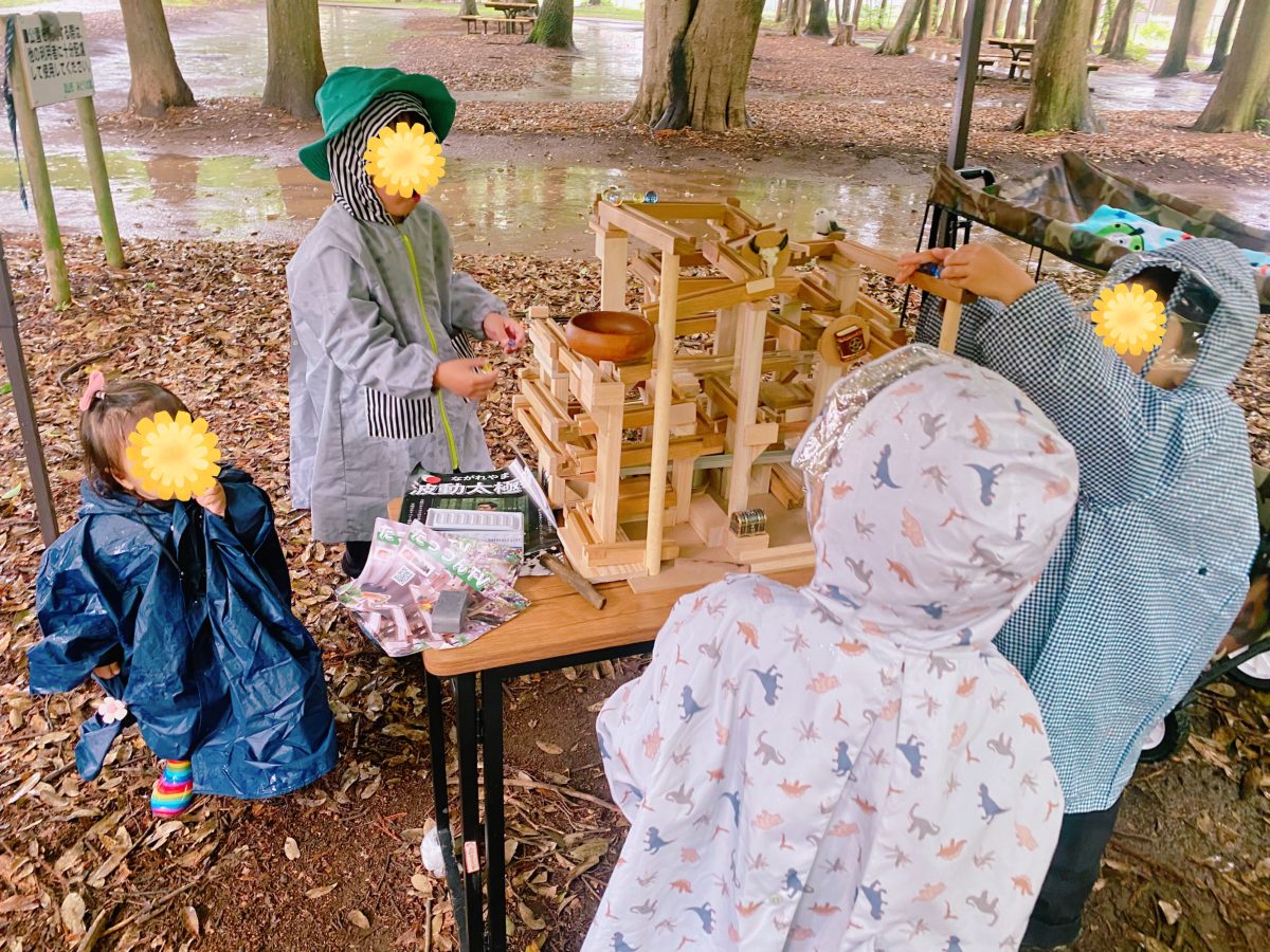 じーっと見つめて…ころころころ！小さな探求心が止まらない♩ どこを通るかな？どうなるかな？子どもたちの真剣なまなざしが印象的でした(^^)