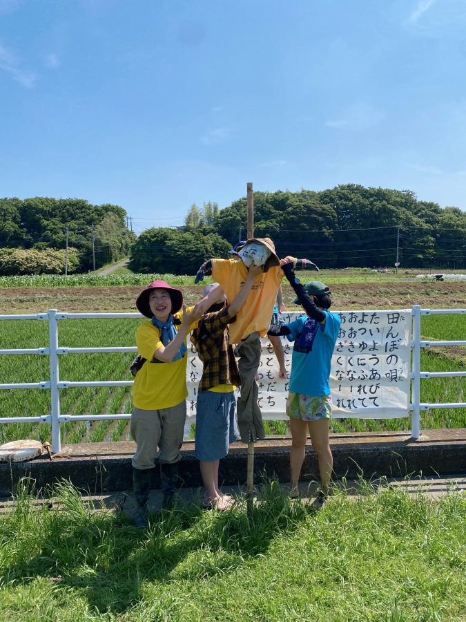 「7月はかかし作り！」と、見本を囲みながらみんなでわくわく。今年はどんなかかしが登場するかな？
