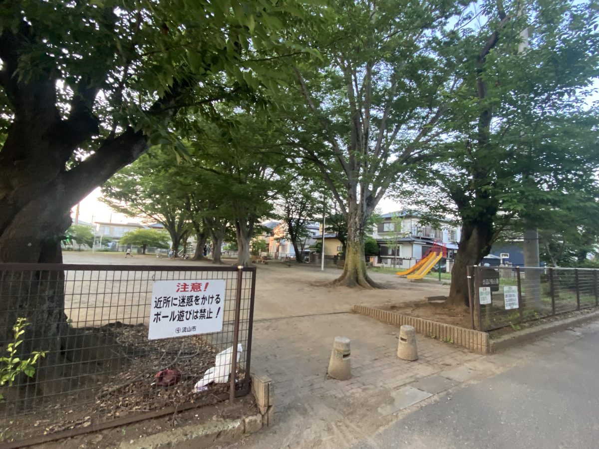 【美田2号公園】入り口の様子〜「緑に包まれるような公園の入り口・木陰が心地よくて、深呼吸したくなる♩」〜