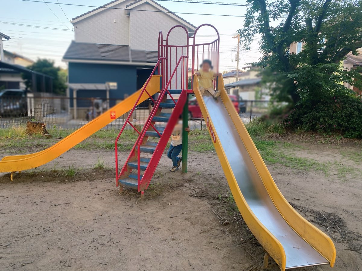 「1歳娘のお気に入りはすべり台♩ゆっくり何度も滑って楽しそう」