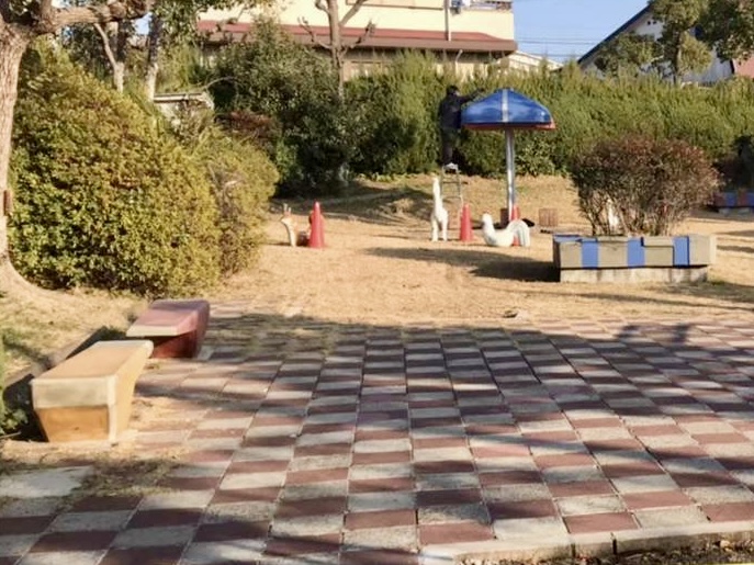 かつてのベンチは哀愁漂う（Add Wallさん提供）