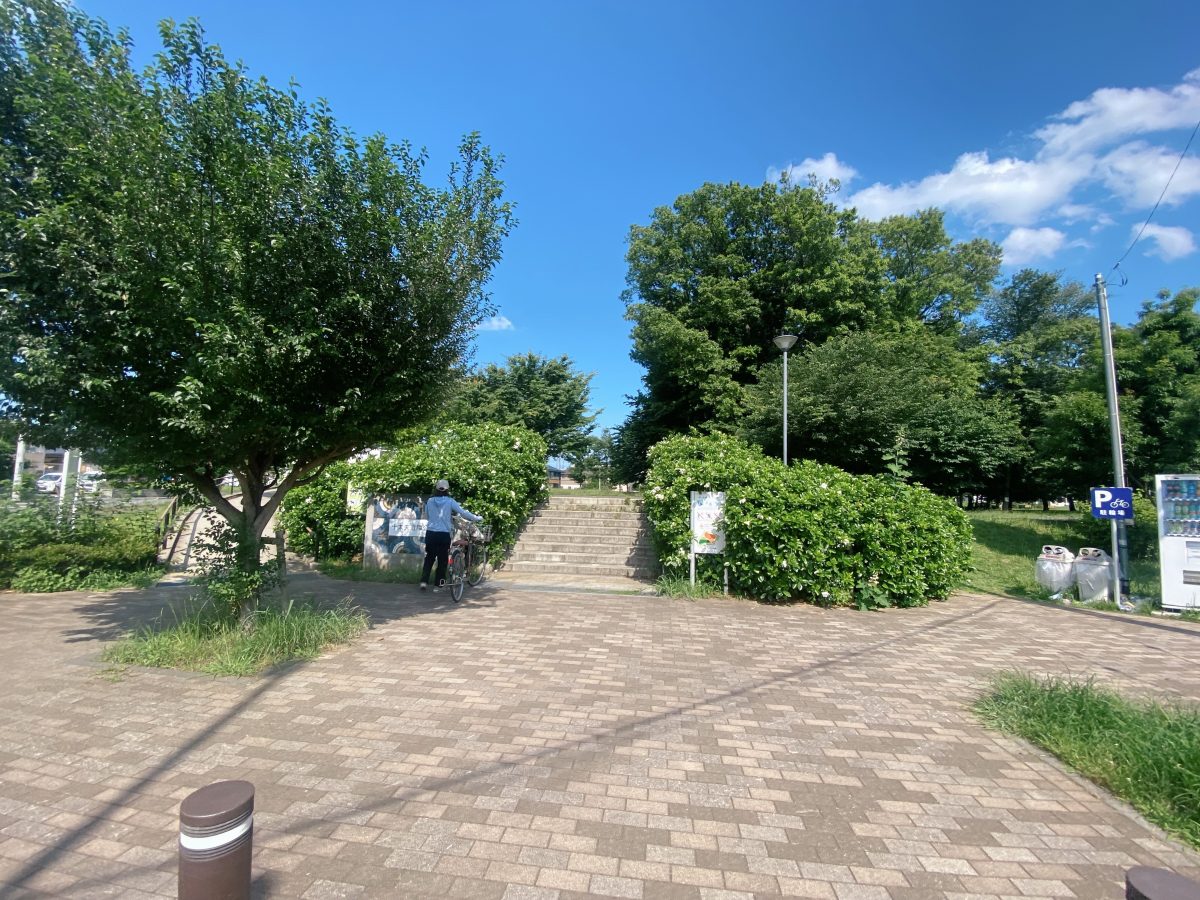 【公園入口の様子①】入口は4箇所！駐輪スペース•階段・スロープ・自動販売機も！！