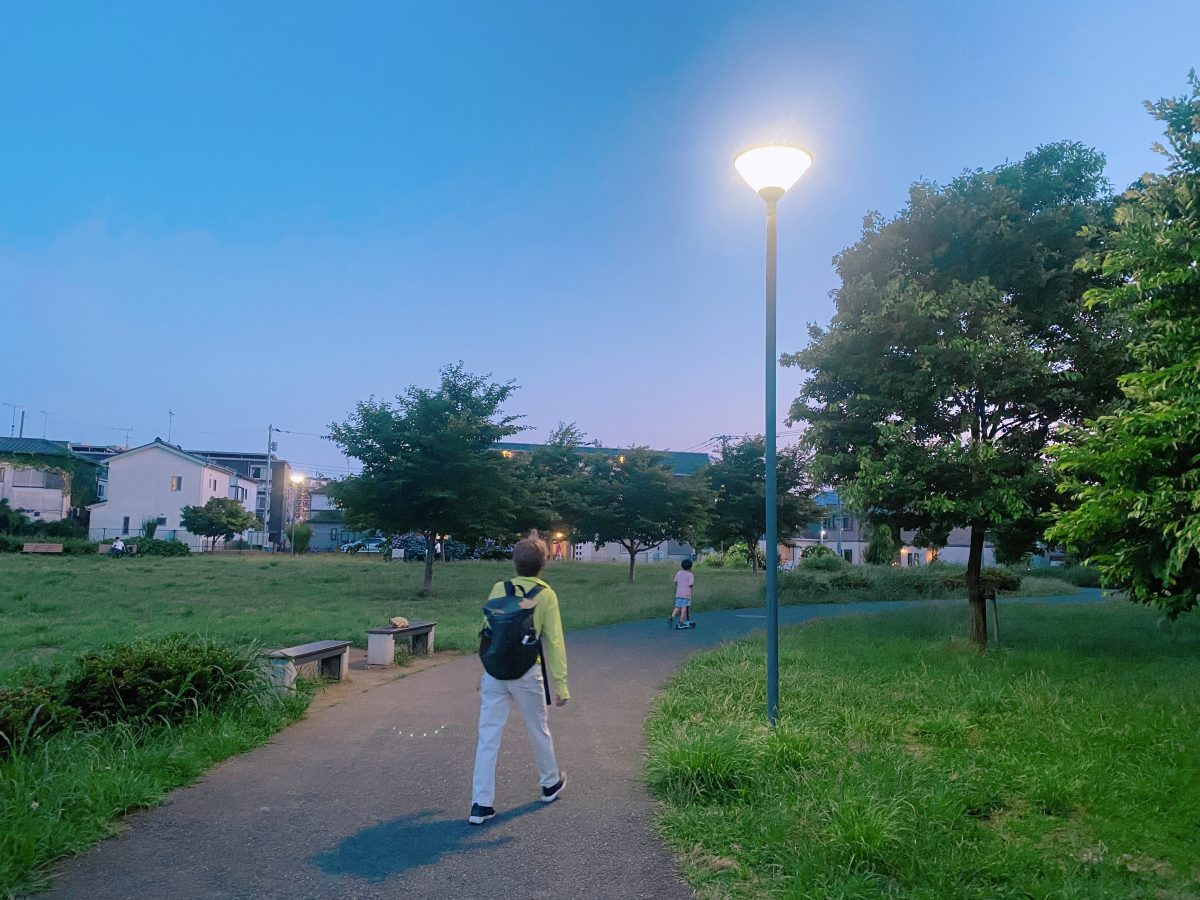 やさしい灯りが安心をくれる、夕方の公園
