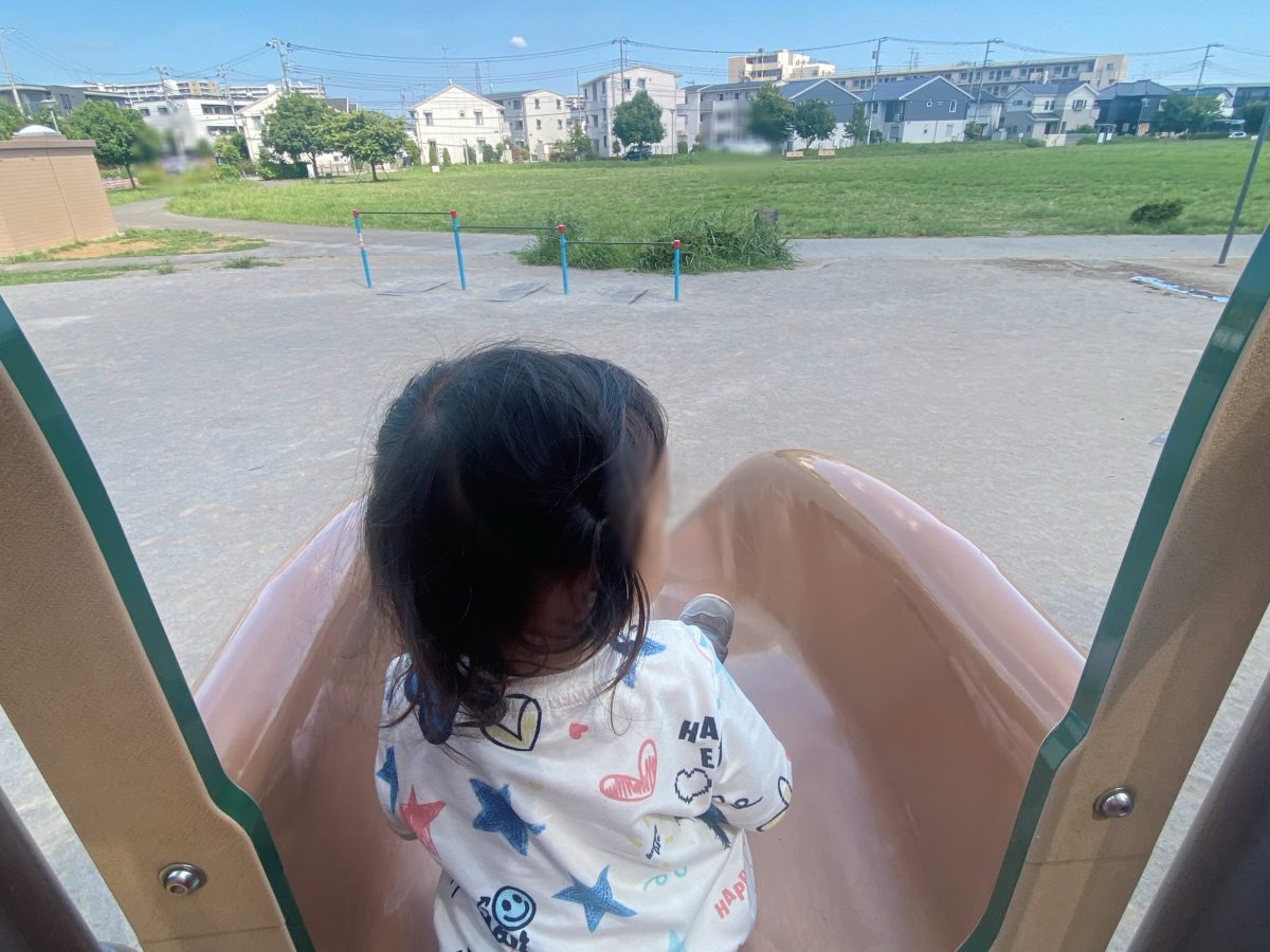 1歳娘と滑り台から広がる公園の景色眺め中〜！清々しい〜！！