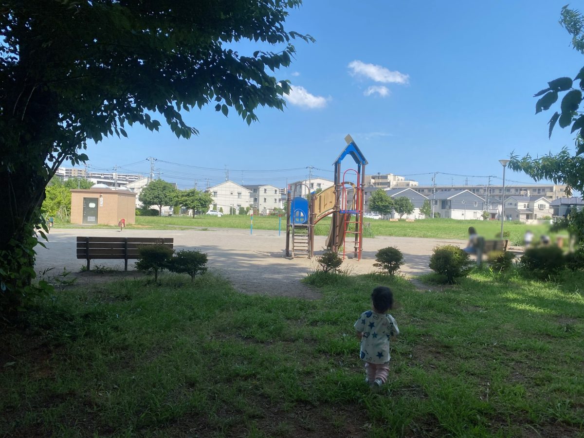 木陰ってありがたい！涼しい風とやさしい木漏れ日暑い日中も遊びやすい♩