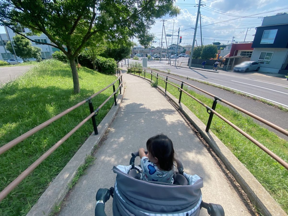 スロープがあるって嬉しい！ベビーカーでも安心、お散歩スタートもらくらく♪