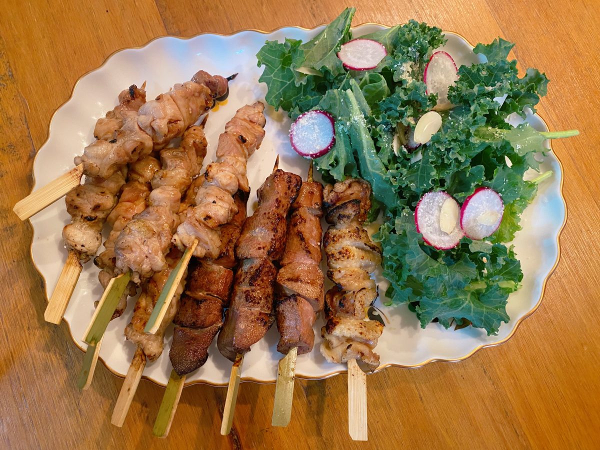 『わが家の食卓に食欲をそそる！焼き鳥が並びました』このボリューム感伝わる！？5本ぺろりの息子、大満足！お肉がギュギュッと1本の串に、食べ応えがあって美味しかったぁ〜
