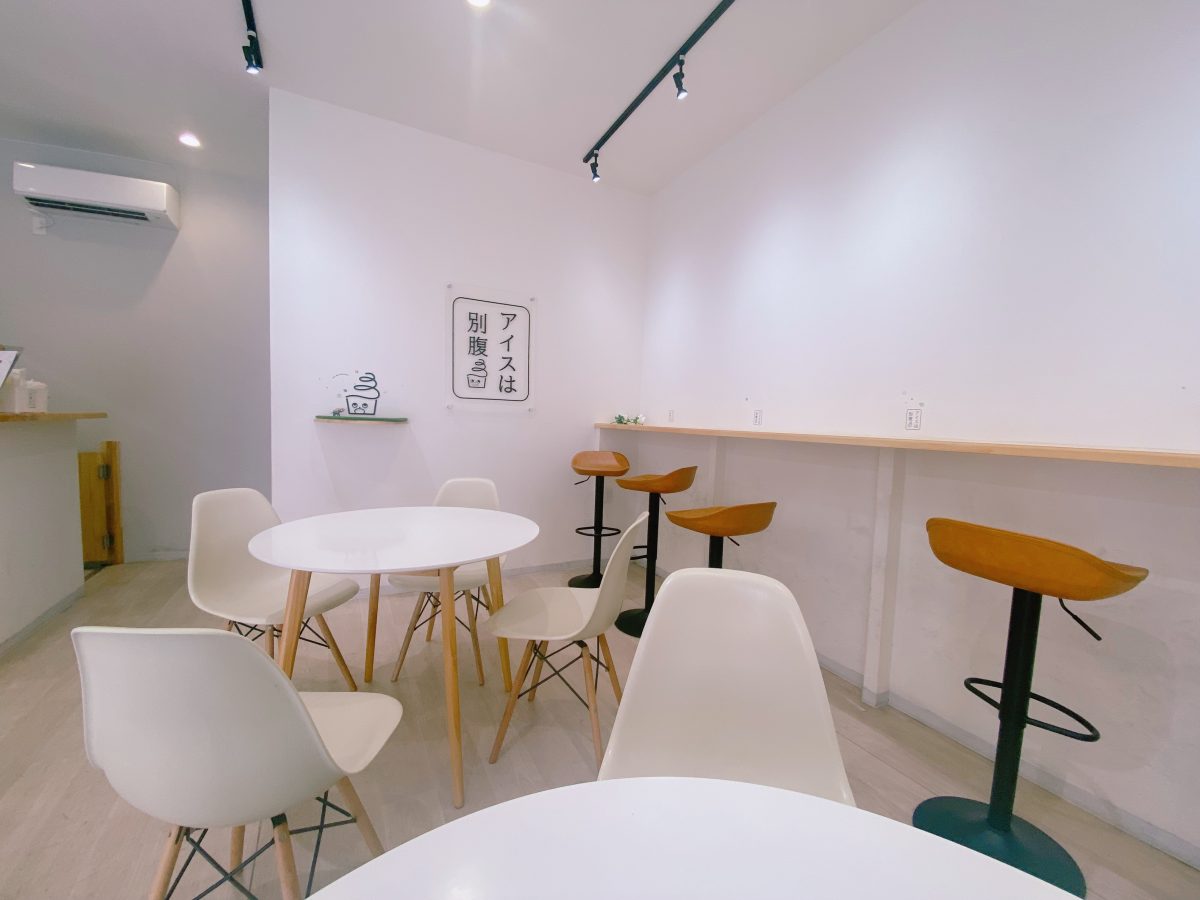 【店内の様子】店内は明るくて居心地◎ テーブル席でゆっくり、カウンターで気軽に楽しめるのもうれしい！