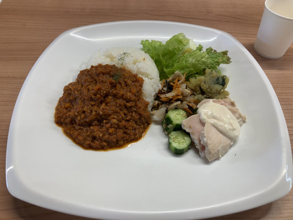 私は外食でカレーを選ぶことってほとんどないんです。でも、メニューにあった「身体にやさしいカレー」ということばにひかれて選びました。スパイスが効いているのにやさしい味でパクパクと食べてしまいました。このカレーは作る講座があるそうです。