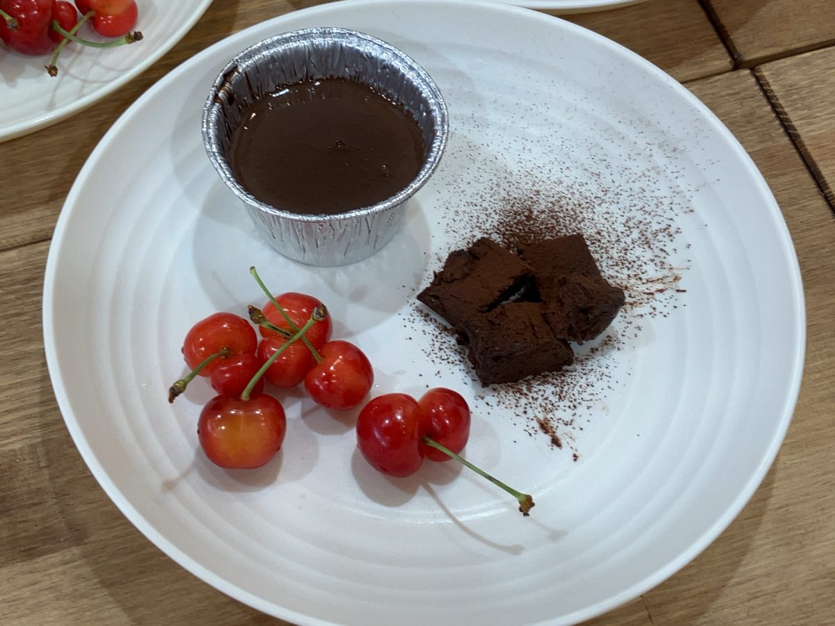 試食プレートの完成！すごくおしゃれで食べるのがもったいないくらい！砂糖は一切使用していないのに、ほのかな甘味を感じて美味しい。生チョコはココアとココナッツオイルの特性を活かして作りました。