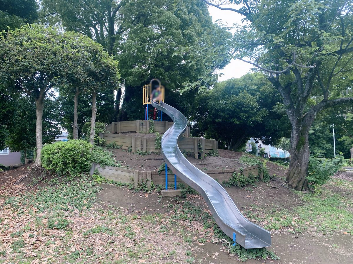 小高い丘のすべり台は、冒険気分たっぷり！