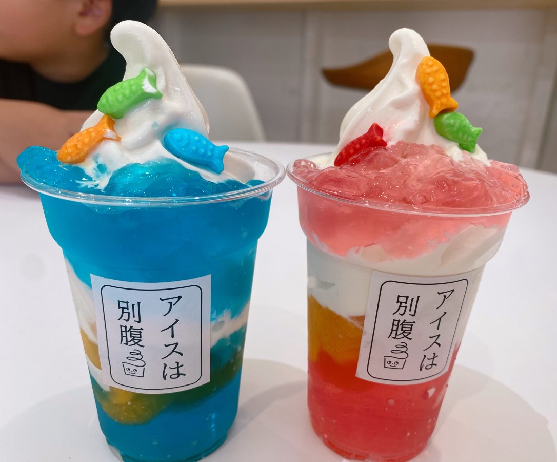 ＼きゃー！可愛い！おいしそう！！／ アイスの色合いがまさに“夏”！ ブルーのゼリーに浮かぶお魚のラムネ・ マンゴーやみかんのフルーツもゴロゴロで、見た目から楽しいパフェでした