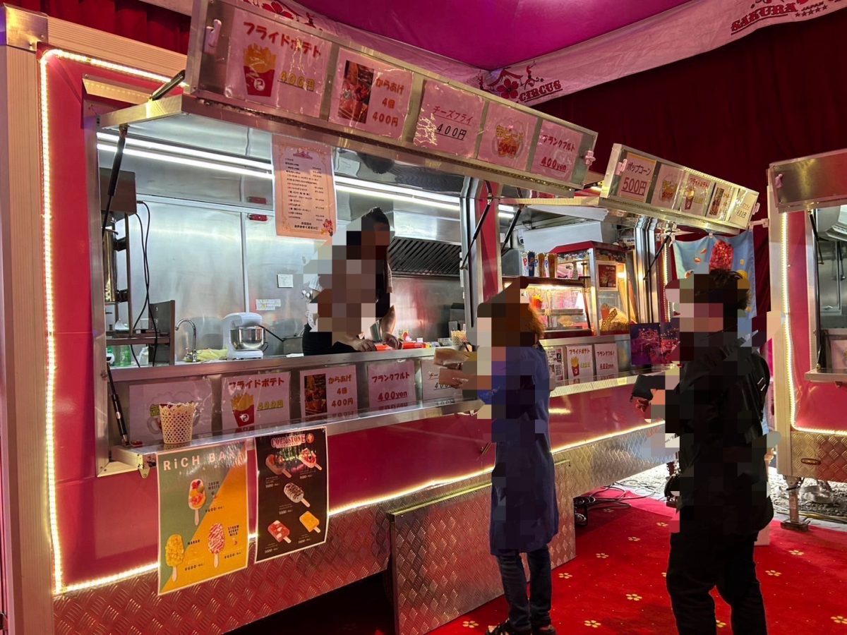 中には　唐揚げや　フライドポテト　ソフトクリームに　ポップコーンのブースもありますよ