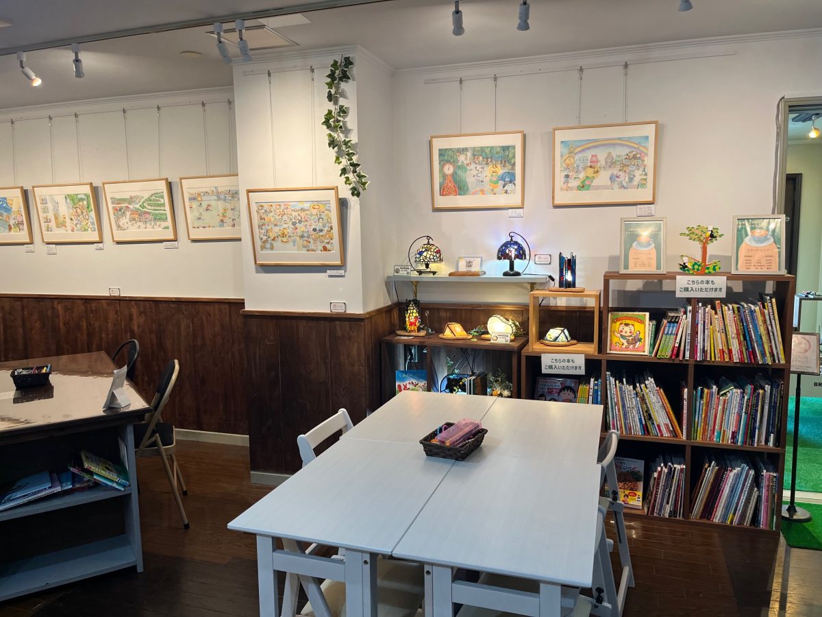 カフェの壁面を使って原画展が開かれていました