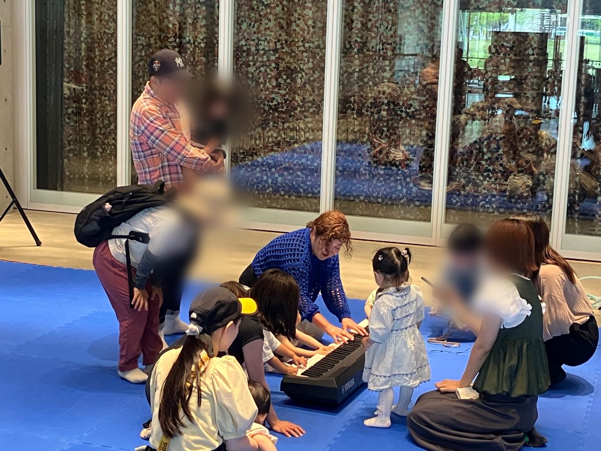 リトミックの後、実際にピアノをさわれる時間もありました。子どもたちは興味津々でした。お子さんも大人も楽しめるリトミックです。