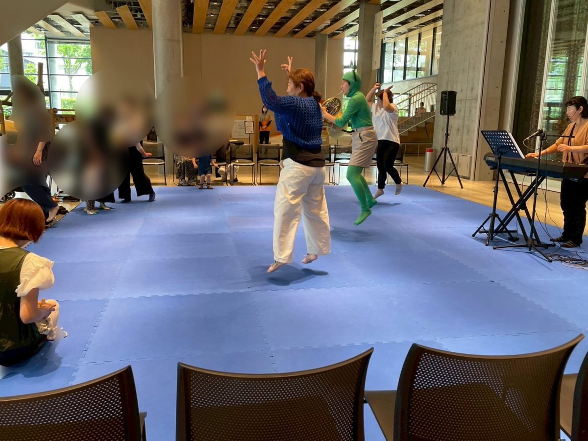 みんなで元気にジャンプ。カエルさんも出てきました。音楽に合わせて身体をいっぱい動かせるのがリトミックの醍醐味です。