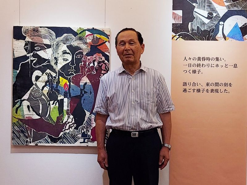 館長の森忠行氏。お隣の作品「灯り」もじっと見ていると、何かを語りかけてきそうです。