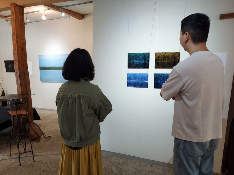 御射鹿池の四季を撮った写真。左上が夏、右上が秋、左下が冬、右下が春。冬の写真をよく見ると、つがいのカモが2羽泳いでいるのが見えます。