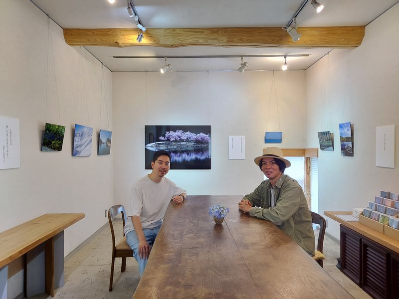 元貴さんのイチオシ展示エリア。カメラのフレームにおさめてみると、元貴さんらしい構図！と納得。