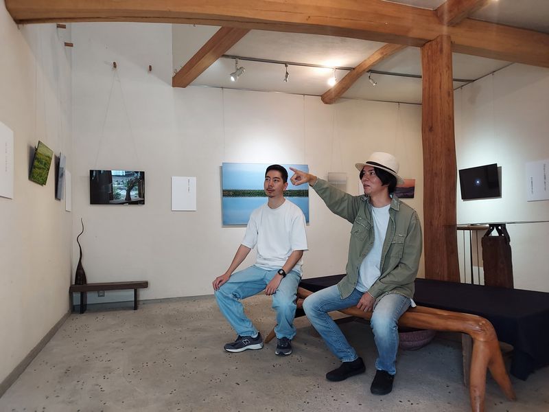 展示作業がひと段落して打ち合わせ。手前が兄の元貴さん、奥が弟の晃希さん。