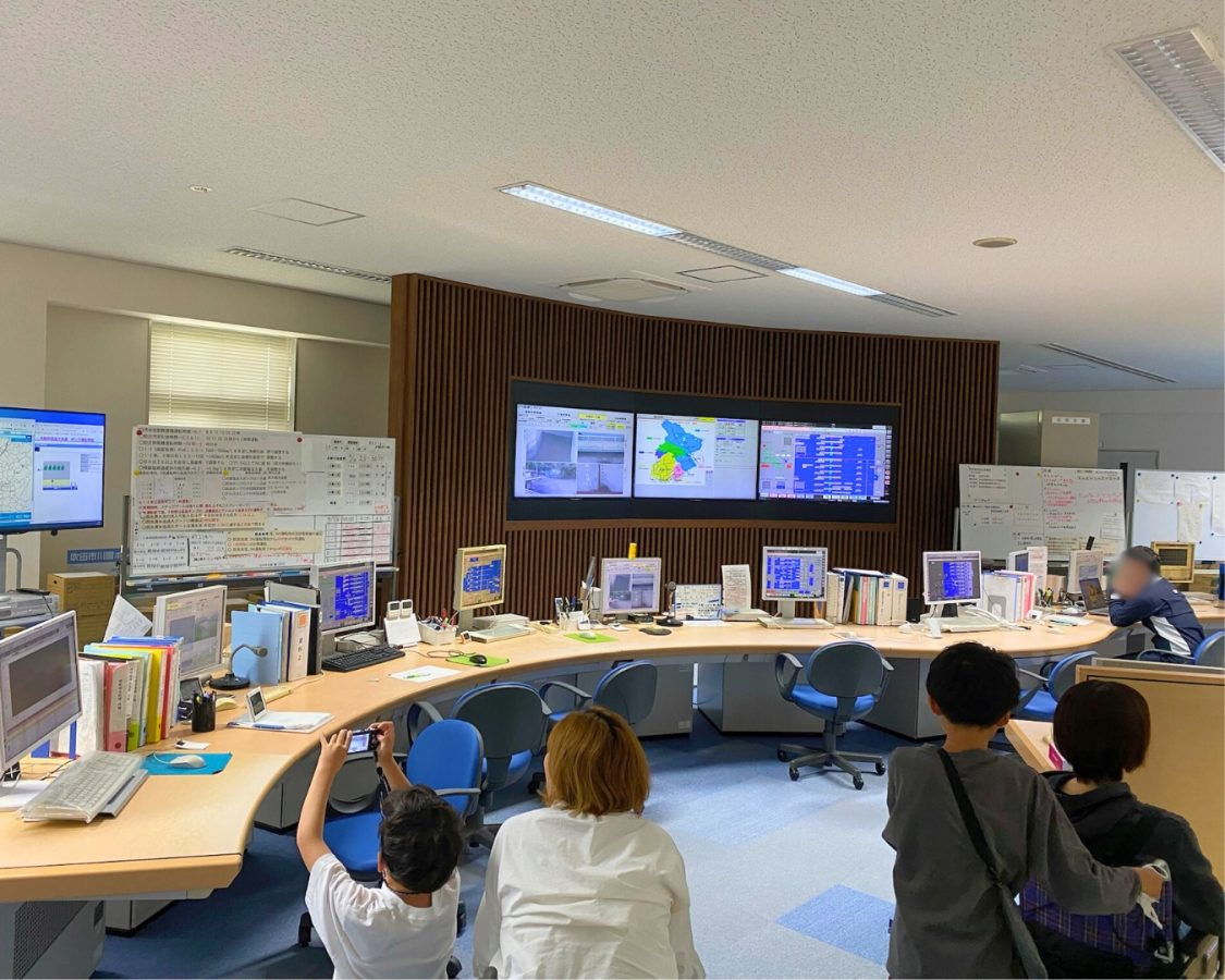 広域監視室では、24時間体制で監視・運転操作が行われています