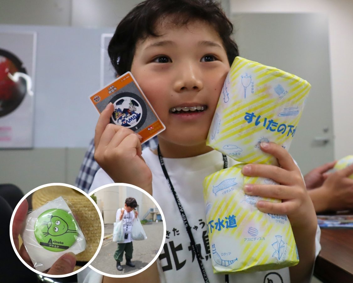 息子はたくさんのお土産に大興奮！ 水に溶けやすいトイレットペーパーを使うことの重要さも学びました。