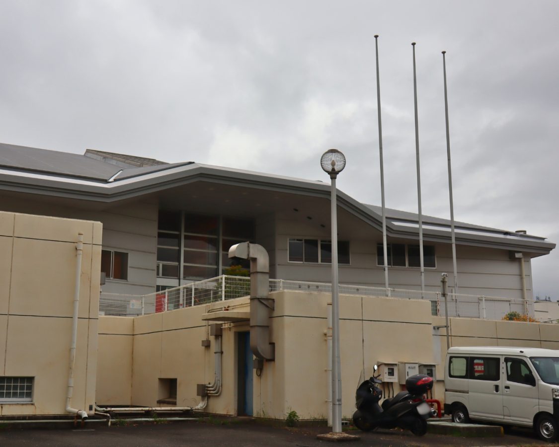 下が下水処理施設、上は市民体育館やグラウンド！？全国でも珍しい“半地下式”構造なんだそう