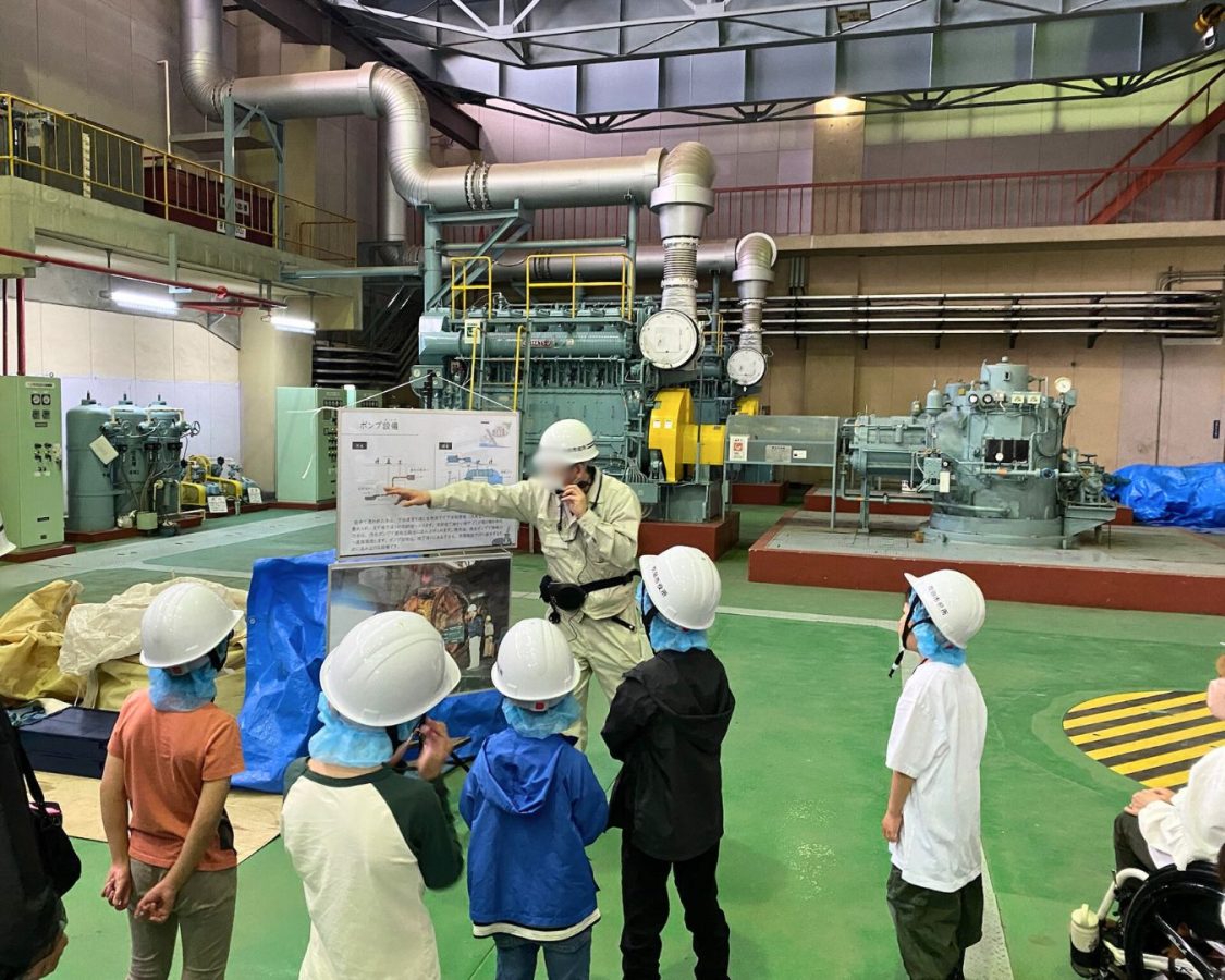 汚れた水の第一ステップ！沈砂池で異物を除去し、ポンプで次の工程へ送ります。ここから“水の再生”が始まります！