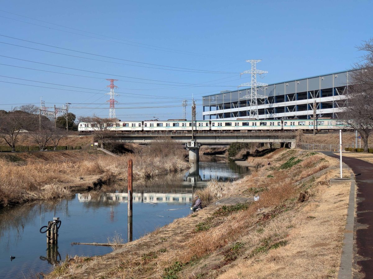大堀川下流側から見た常磐線。線路向こうの右側のエリアが柏市堀之内新田。