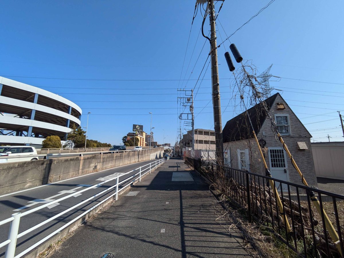 町域内の様子。左の道路は国道6号線。