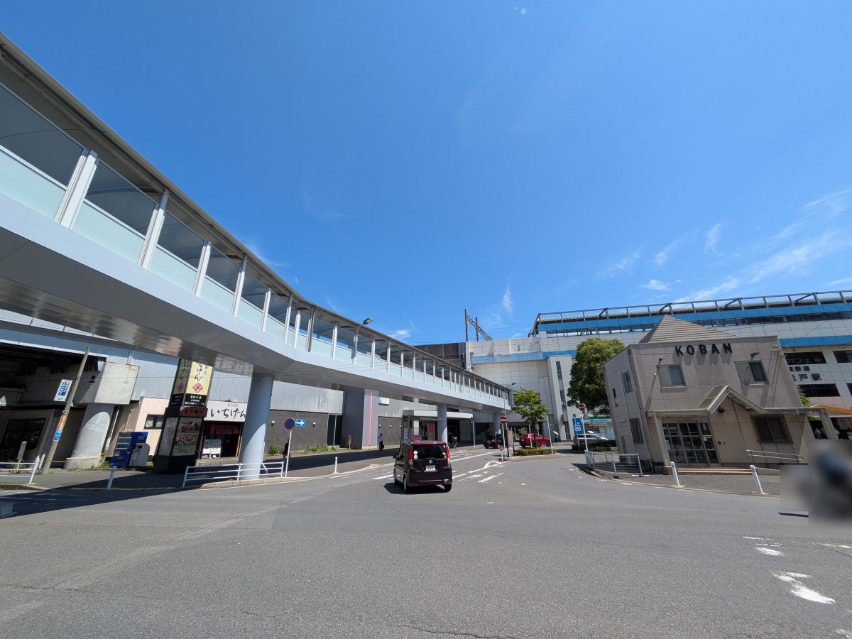 東松戸駅前。左がＪＲ、右奥が北総線。