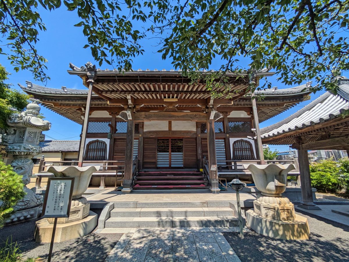 廣龍寺の本堂。向かって右手前に謎が設置されています。