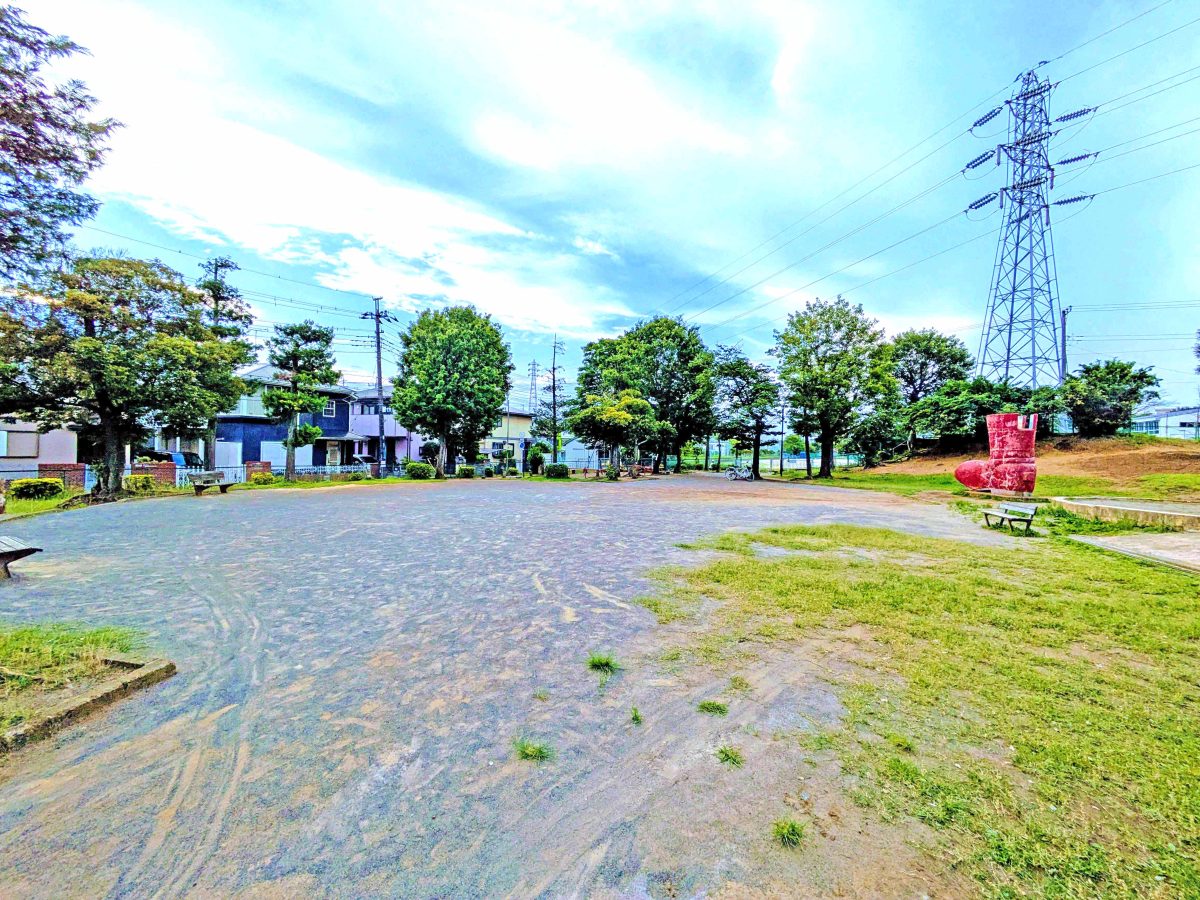 広々とした公園内。写真右端に長靴