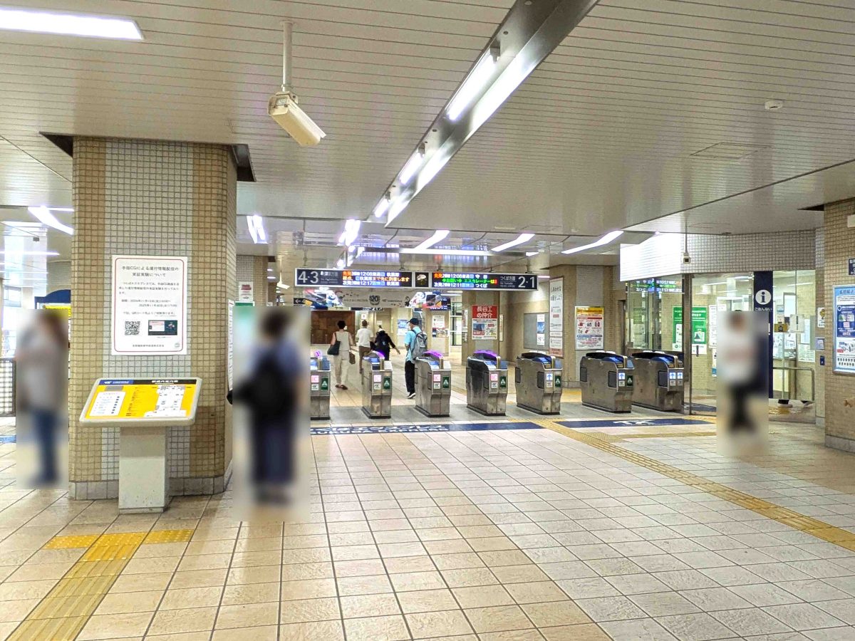 つくばエクスプレスの流山おおたかの森駅前。写真左の柱の左面に謎が貼ってありました。