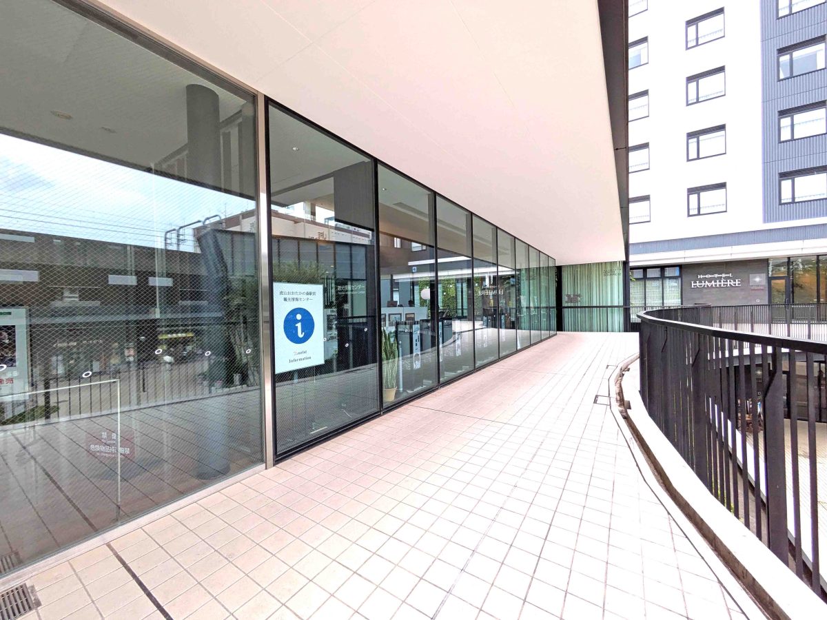 写真左側が流山おおたかの森駅前観光情報センター