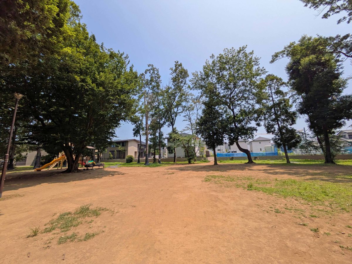 つくしが丘第四公園。木々に囲まれたちょっとした広場。