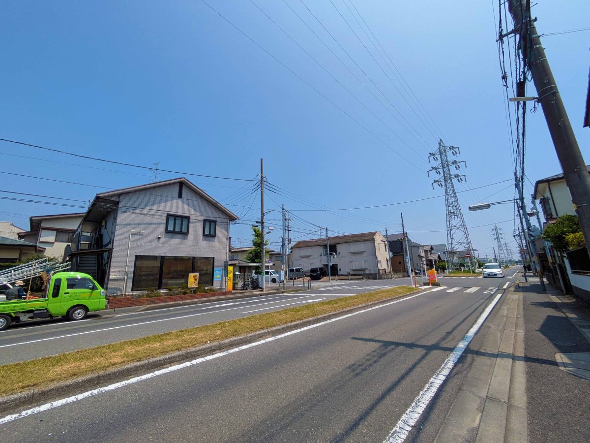 新柏から南下し、増尾や県道市川柏線方面へ向かう道路。ベルクス柏つくしが丘店の1つ手前の信号のある交差点を右折して少し進むと左手につくしが丘第四公園に続く緑道の入口があります。