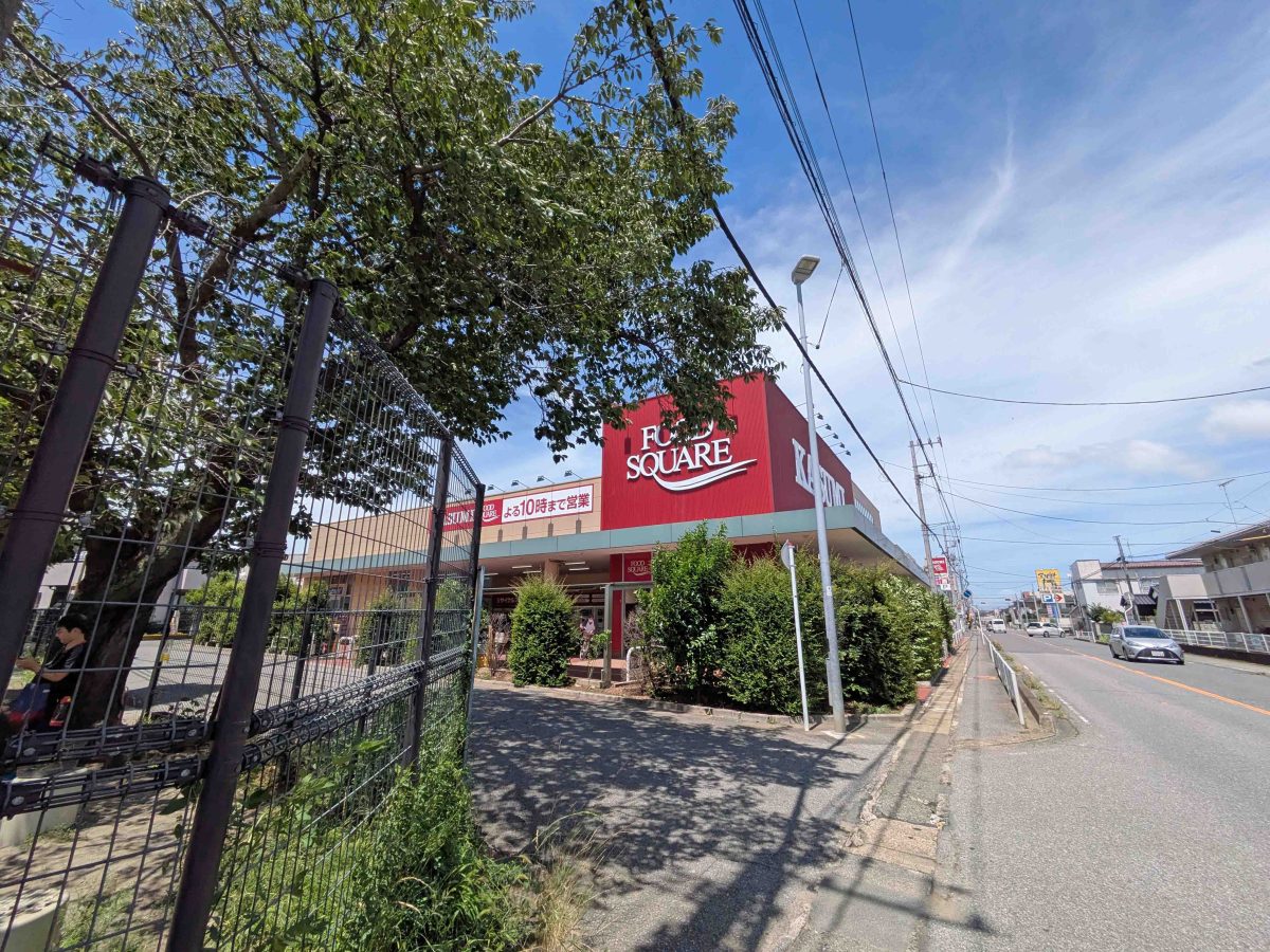 スーパーカスミの隣が千代田町公園。写真右の道路は手賀沼はくちょう通り