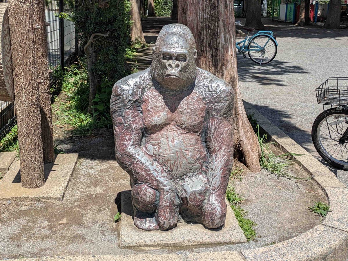 園名板の近くにあるゴリラの像が印象的